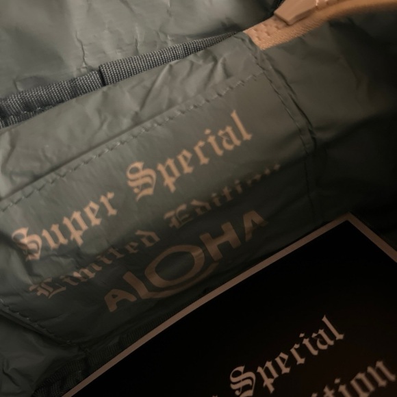 Aloha Collection Super Limited Edition Hana Hou Cabin Crew Kit nwt - Picture 2 of 3